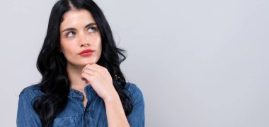 Düşünceli bir poz genç kadın