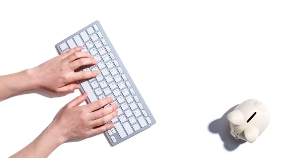 Bilgisayar klavyesi kullanan bir kadın — Stok fotoğraf