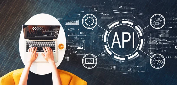 API - concepto de interfaz de programación de aplicaciones Concepto API con persona usando un portátil —  Fotos de Stock