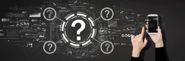 Akıllı telefon kullanan kişide soru işaretleri