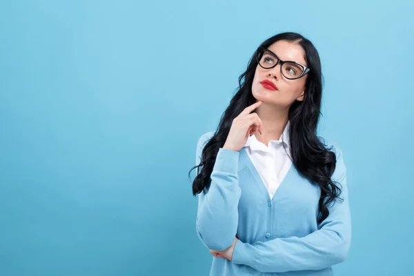 Mujer joven en una pose reflexiva —  Fotos de Stock