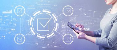 Kadın tablet kullanırken kontrol listesi kavramı