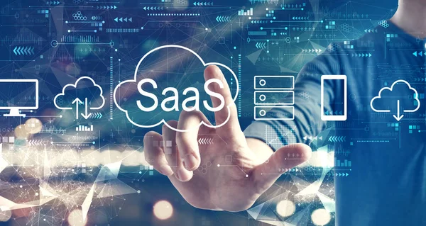SaaS - software como um conceito de serviço com um homem no fundo da cidade — Fotografia de Stock