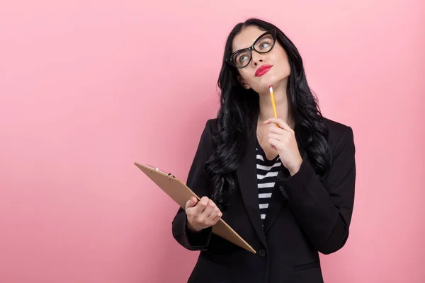 Escritório mulher com uma área de transferência — Fotografia de Stock