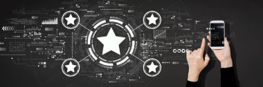 Akıllı telefon kullanan kişi ile yıldız konsepti derecelendiriliyor