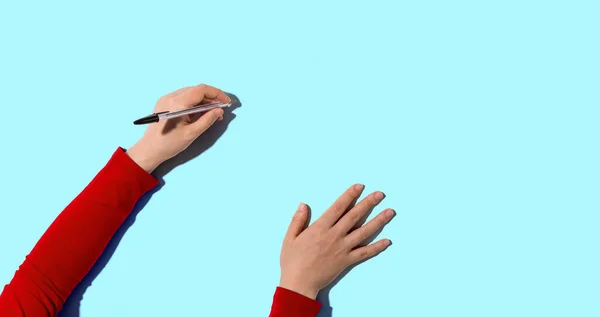 Людина щось пише ручкою — стокове фото