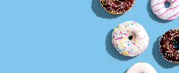 Verzameling van heerlijke donuts bovenaanzicht — Stockfoto