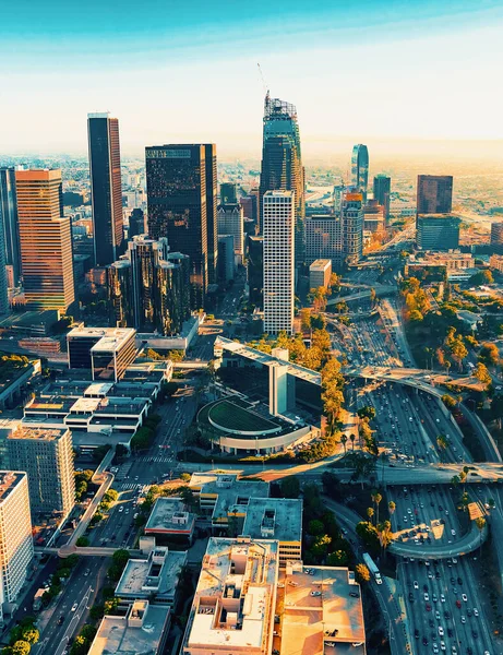 Vista aérea de um centro de LA ao pôr-do-sol — Fotografia de Stock