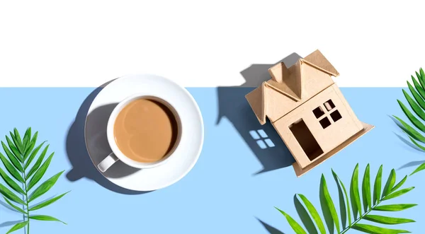 Maison en carton avec une tasse de café — Photo