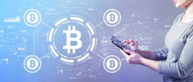 Tablet kullanan bir kadınla Bitcoin teması