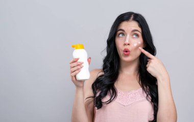 Güneş kremi sürmüş genç bir kadın