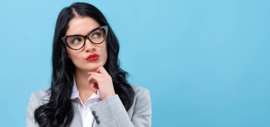 Düşünceli bir poz genç kadın