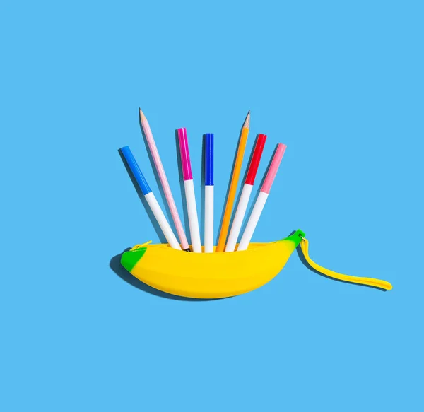 Bolígrafo en forma de plátano con bolígrafos y lápices —  Fotos de Stock