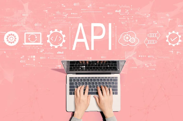 API - 랩탑을 사용하는 사람과의 응용 프로그램 인터페이스 개념 — 스톡 사진