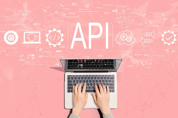 API -ラップトップを使用している人とアプリケーションプログラミングインターフェイスの概念 — ストック写真