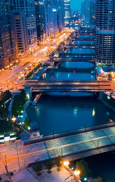 芝加哥河与船和交通在芝加哥市中心 — 图库照片