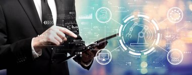 İş adamıyla akıllı endüstri kavramı