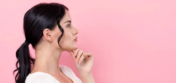 Mujer joven en una pose reflexiva — Foto de Stock