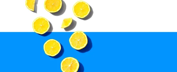 Frische gelbe Zitronen über dem Kopf — Stockfoto
