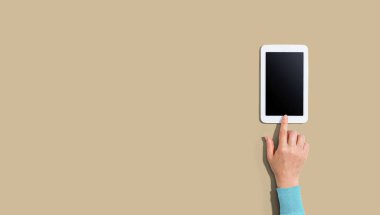 Tablet bilgisayar kullanan kişi