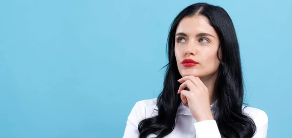 Jonge vrouw in een doordachte pose — Stockfoto