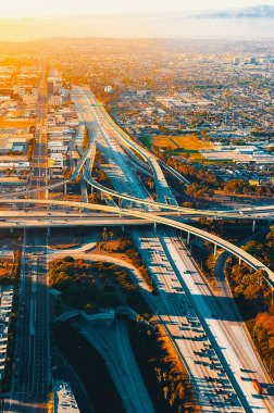 Los Angeles'ta bir karayolu üzerinde trafik havadan görünümü