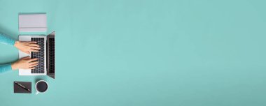 Dizüstü bilgisayar kullanan kişi