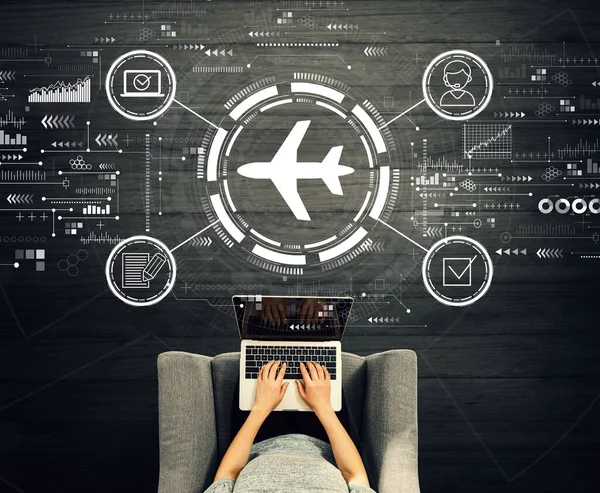 노트북을 사용하는 사람들 과의 비행기 표 예약 개념 — 스톡 사진
