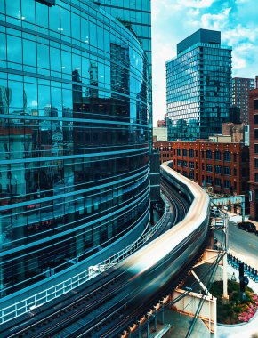 Yükseltilmiş tren Chicago'dan eğme