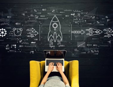 Dizüstü bilgisayar kullanan kişi ile hızlı büyüme kavramı