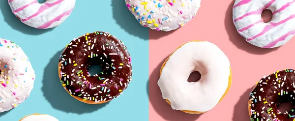 Verzameling van heerlijke donuts bovenaanzicht — Stockfoto