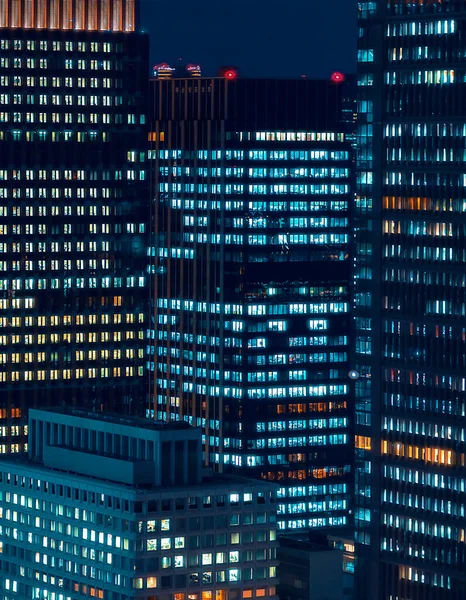 東京で夜に照らされる高層ビル — ストック写真