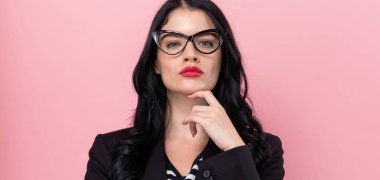 Düşünceli bir poz genç kadın