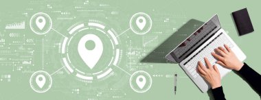 Laptop bilgisayarı kullanan kişi ile harita şifresi kavramı