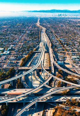Los Angeles'ta bir otoyolun kavşak havadan görünümü