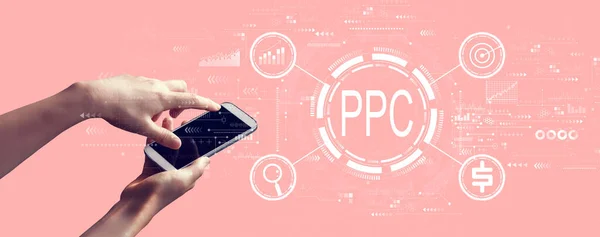 PPC - Pay per click concept met persoon die een smartphone vasthoudt — Stockfoto