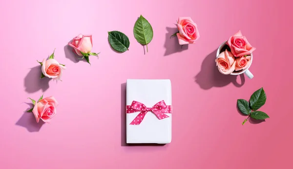 Caja de regalo con rosas rosadas vista aérea — Foto de Stock