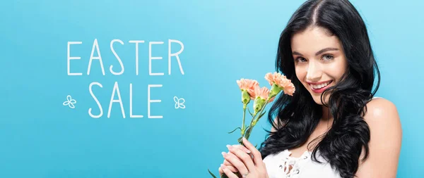 Easter sale message dengan wanita muda memegang anyelir — Stok Foto