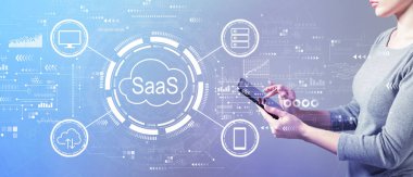 SaaS - tablet kullanan bir kadının hizmet kavramı olarak yazılım