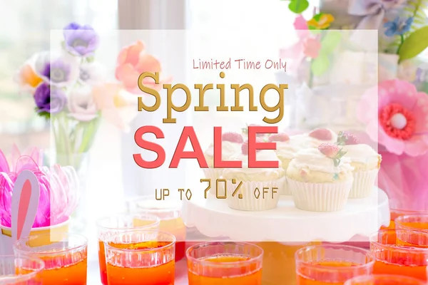 Mensaje de venta de primavera con mesa de postres —  Fotos de Stock