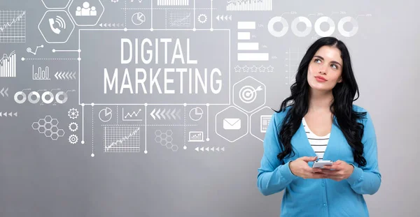 Digitale marketing met vrouw met een smartphone — Stockfoto