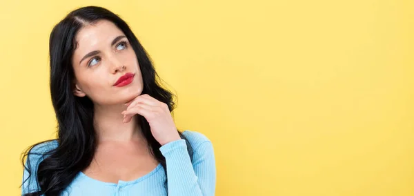 Mujer joven en una pose reflexiva — Foto de Stock