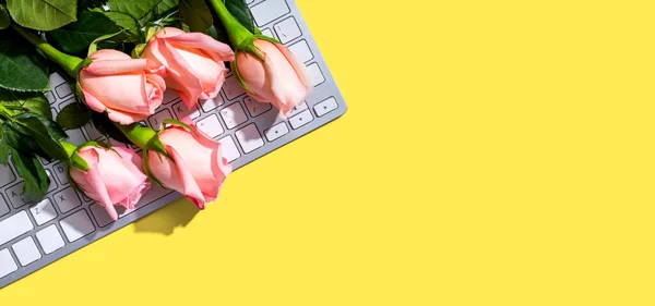 분홍빛 장미가 달린 컴퓨터 키보드 — 스톡 사진
