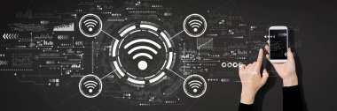 Akıllı telefon kullanan kişi ile eş teması