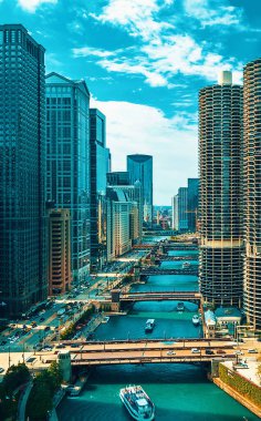Chicago Nehri tekneleri ve trafik ile