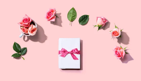 Caja de regalo con rosas rosadas vista aérea —  Fotos de Stock