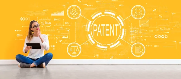 Patentkoncept med kvinna som använder surfplatta — Stockfoto