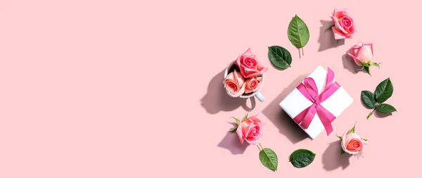 Caja de regalo con rosas rosadas vista aérea —  Fotos de Stock