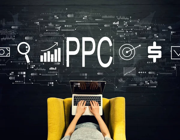 PPC - Payez par clic concept avec une personne utilisant un ordinateur portable — Photo