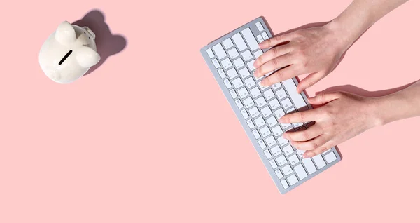 Mujer usando un teclado de computadora — Foto de Stock